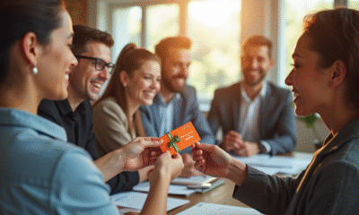 Groupe de collègues souriants échangeant des cartes cadeaux dans un bureau lumineux